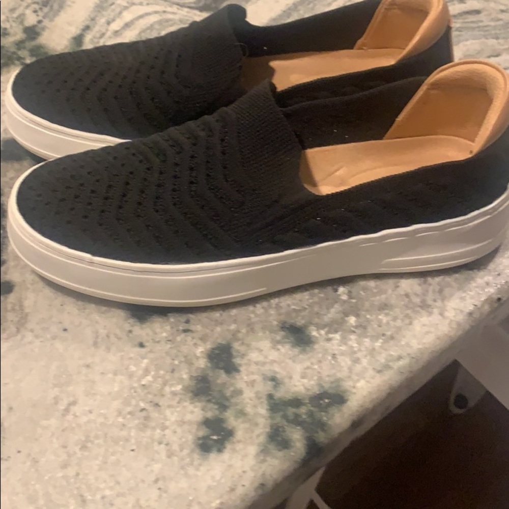 Brand new Dearfoams size 7 fashion sneakers